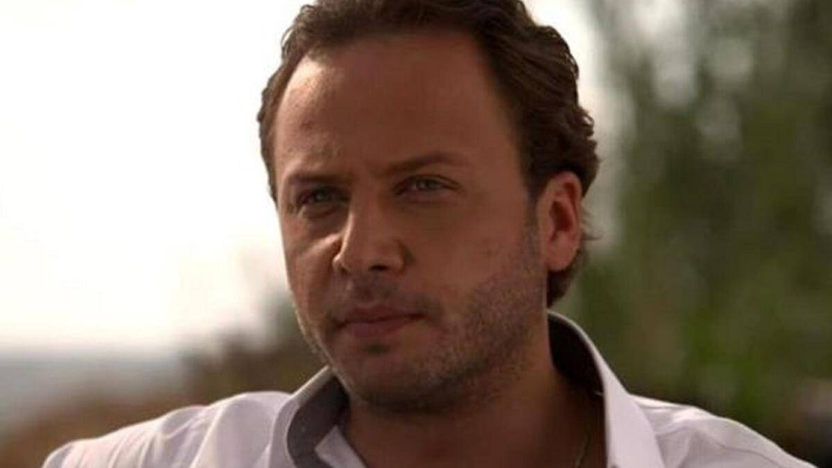 أعلن الفنان مكسيم خليل أنه غادر وطنه سوريا بعد تعرضه لمضايقات من قبل الأمن وبعض الموالين للنظام بسبب دعمه للثورة السورية. وأوضح أنه يساند الثورة السورية بعدما رأى الظلم الذي كان يقع على المتظاهرين.