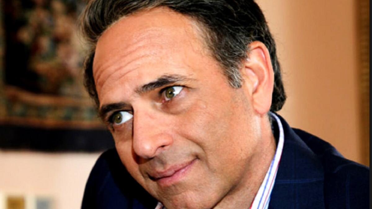 ممدوح عبد العليم ولد في 1956 وتوفي في5 يناير 2016، وهو ممثل مصري. حاصل على بكالوريوس اقتصاد وعلوم سياسية. بدأ مشواره الفني وهو طفل. حصل على جوائز عدة وتوفي أثناء ممارسته للتمارين الرياضية في صالة جيم ، اثر تعرضه لأزمة قلبية مفاجئة .