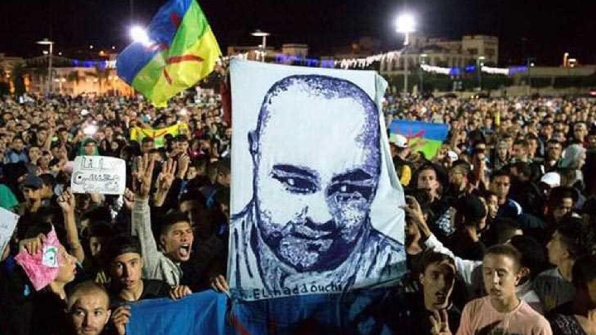 أثار موت بائع السمك المغربي الذي مات سحقا بشاحنة لجمع النفايات في المغرب أثناء مصادرة شحنة سمك غير مرخصة، موجة كبيرة من الحزن والغضب في مناطق مغربية والدول العربية، وضجت مواقع التواصل بعشرات آلاف التعليقات التي عكست حالة من الغضب الشعبي.