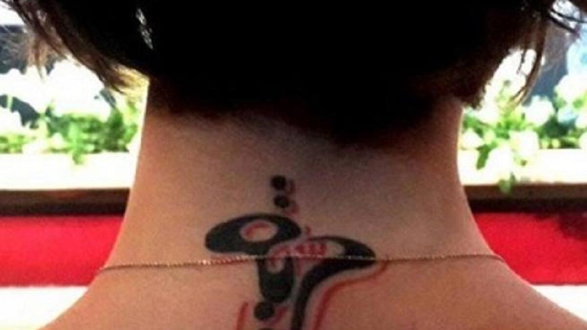 نشرت الفنانة منة شلبي صورة على موقع الصور (انستغرام) لوشمها الجديد الذي عرضها لموجة من الانتقاد بسبب موقعه.  وقد ظهرت شلبي بشعر قصير ويظهر الوشم على رقبتها من الخلف بلون الاحمر فى الأسود ومكتوب عليه ( حرية )