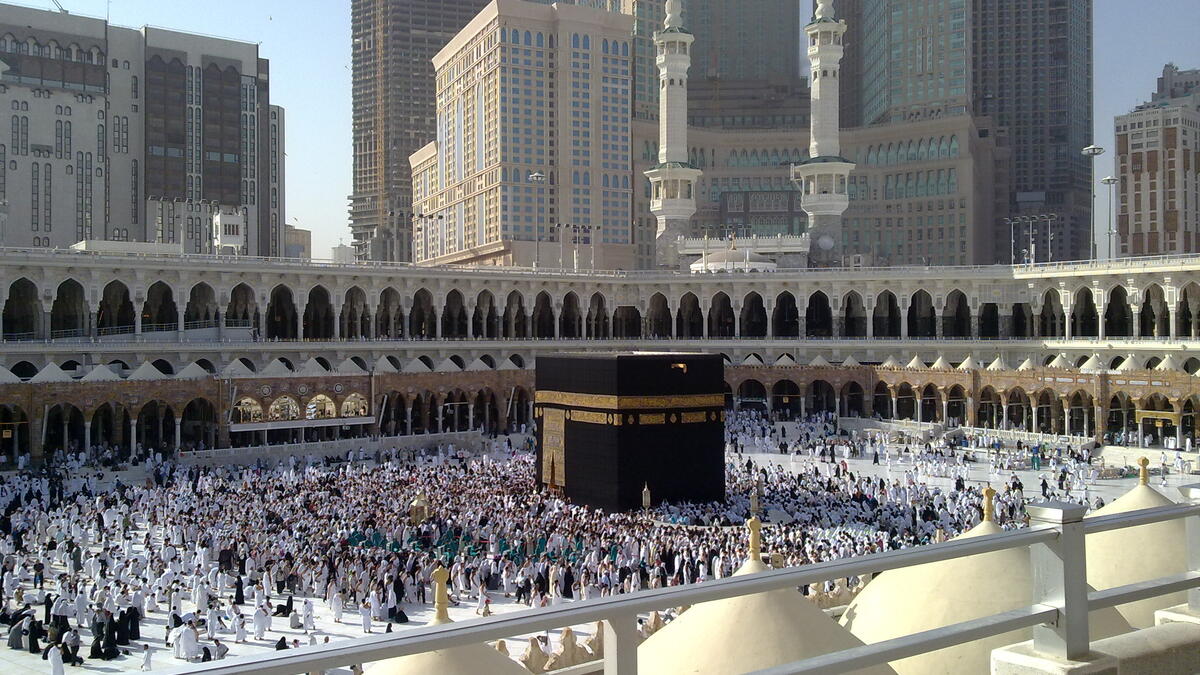 يقوم المسلمون في هذه الايام العشرة بأداء فريضة الحج الذي هو الركن الخامس من أركان الإسلام . وتعد أيام يشترك في خيرها وفضلها الحُجاج إلى بيت الله الحرام ، والمُقيمون في أوطانهم لأن فضلها غير مرتبطٍ بمكانٍ مُعينٍ إلا للحاج .