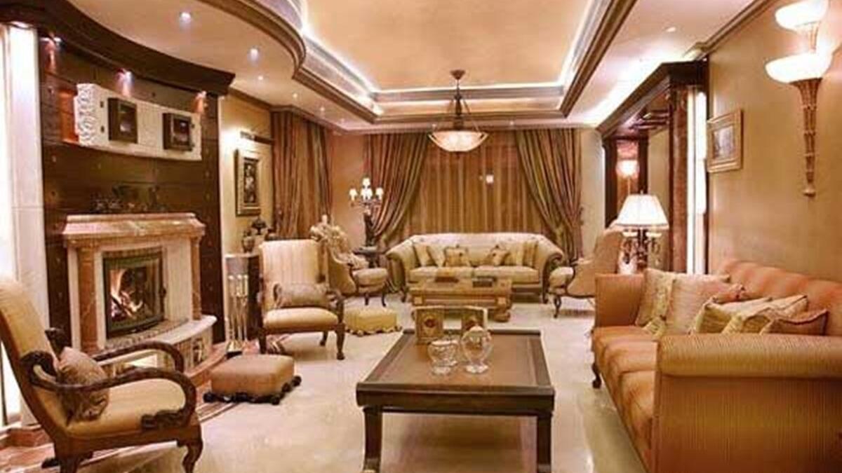 الفنان السعودي محمد عبده الذي يمتلك منزلاً راقياً وفخماً وانيقاً، حيث يُعد تحفه فنيه نظراً لتصميمه الجميل ورفاهيته الراقية.