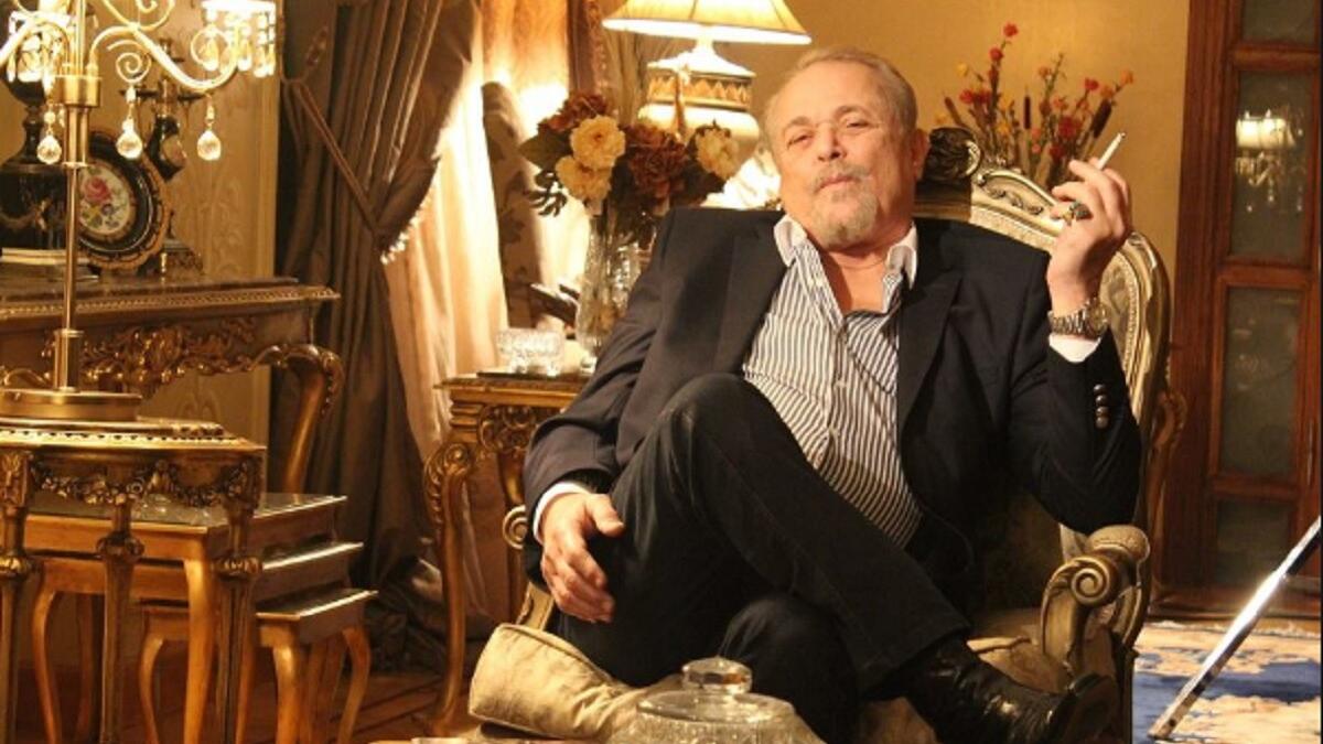 نعى نجوم الفن، النجم الراحل، محمود عبدالعزيز، بكلمات مبكية، عبر حساباتهم الرسمية، على مواقع التواصل الاجتماعي، مؤكدين أنه فنان عبقري، لا يمكن أن يأتي مثله في يوم من الأيام.