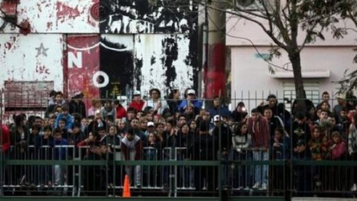 تجمعت الحشود خارج الفندق الذي شهد مراسم الزواج.