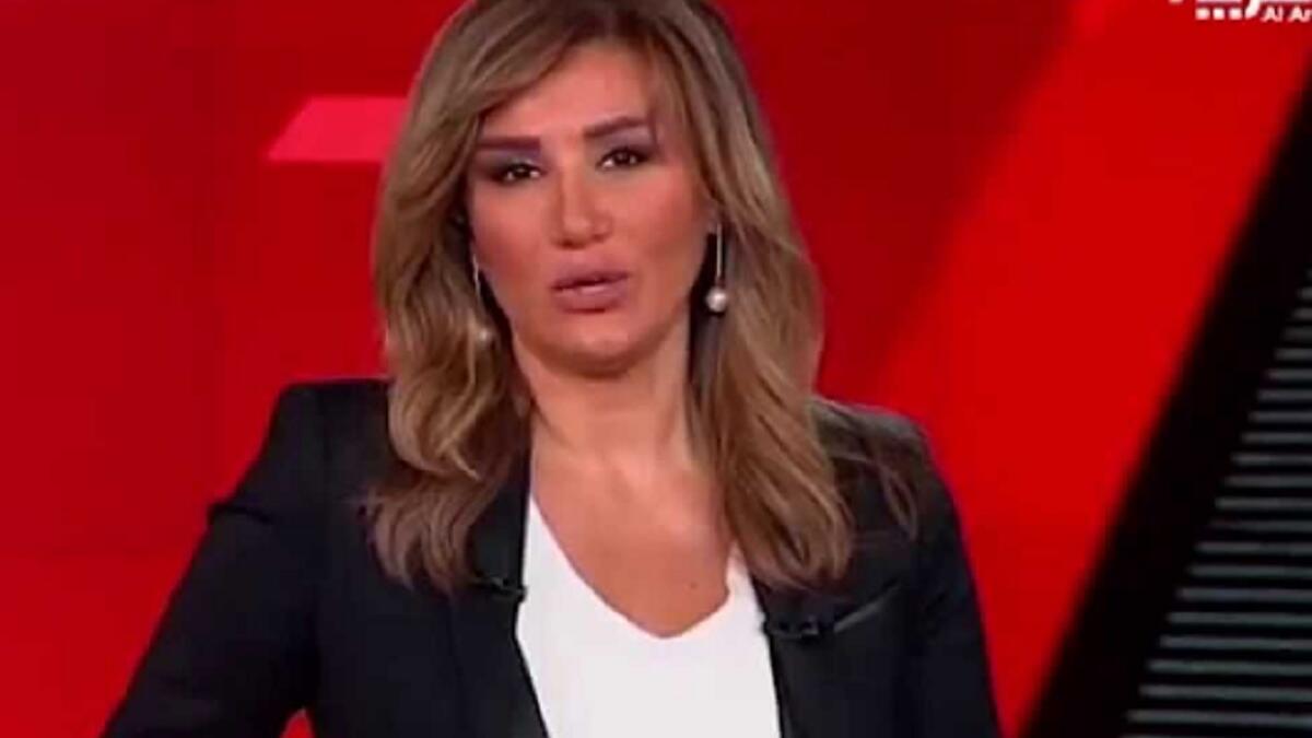 أخطأت مذيعة قناة "العربية" نيكول تنوري، أثناء تلاوتها تصريحا للرئيس التركي السابق عبد الله غول.حيث قالت خلال نشرة إخبارية: "ضباط من الجيش قاموا بمحاولة انقلاب، لكن للأسف" قبل أن تعدل جملتها قائلة: "ولكن الشكر لله تم إحباطها".