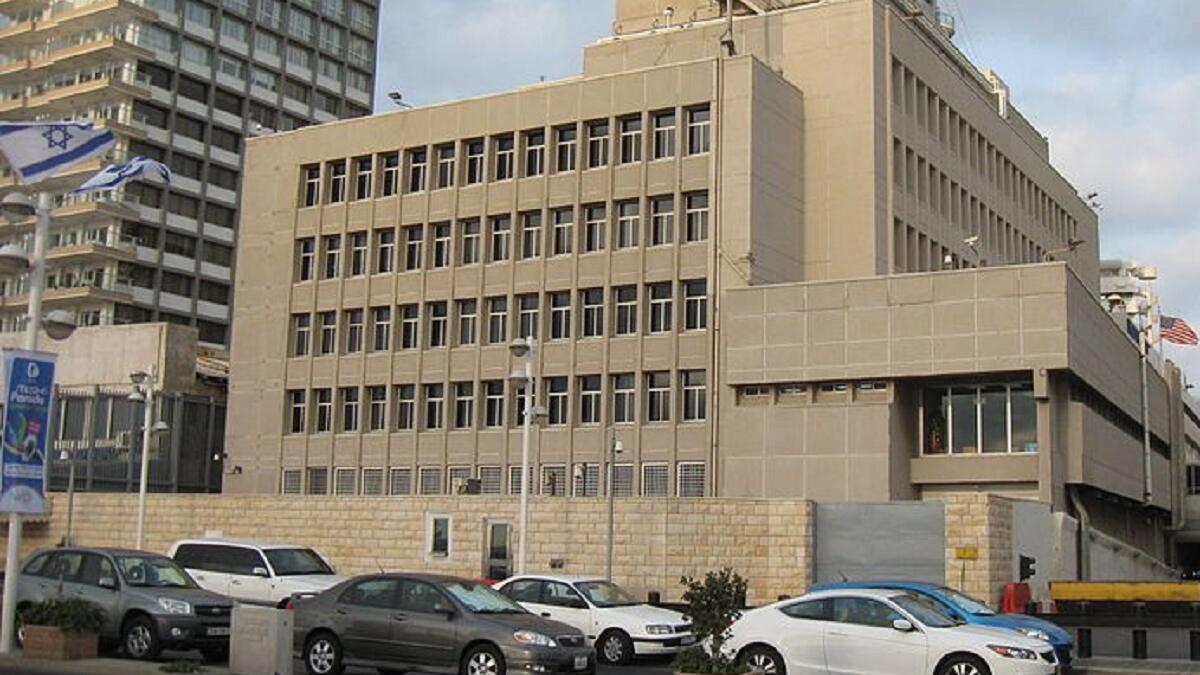 "نقل السفارة الأمريكية لدى إسرائيل إلى القدس"رغم أن عدم نقل السفارة الأمريكية من تل أبيب إلى القدس،يعود إلى عهد الرئيس جورج بوش الابن،إلا أن الرئيس أوباما، حافظ على تجديد رفضه. ولكن ترامب وعد بكسره هذا التقليد الذي تناوب عليه سابقيه حال تقلده منصب رئاسة البلاد