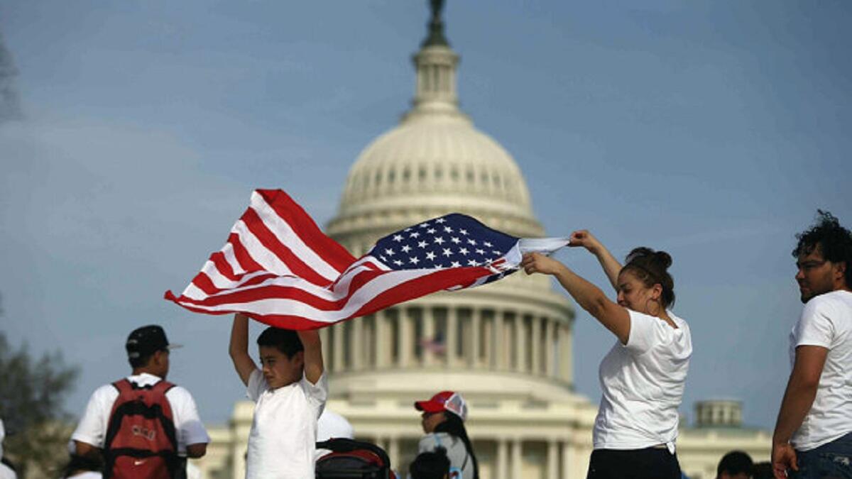 " التعامل مع ملف المهاجرين" اوباما أصدر أمراً تنفيذياً يسمح لمن جاء إلى امريكا طفلاً بشكل غير شرعي، للبقاء داخل البلاد مدة سنتين قابلة للتجديد. ولكن ترامب تعهد بوقف قدوم المسلمين إلى امريكا حتى يتمكن من إيجاد طريقة للتمييز بين من هو إرهابي ومن هو ليس كذلك