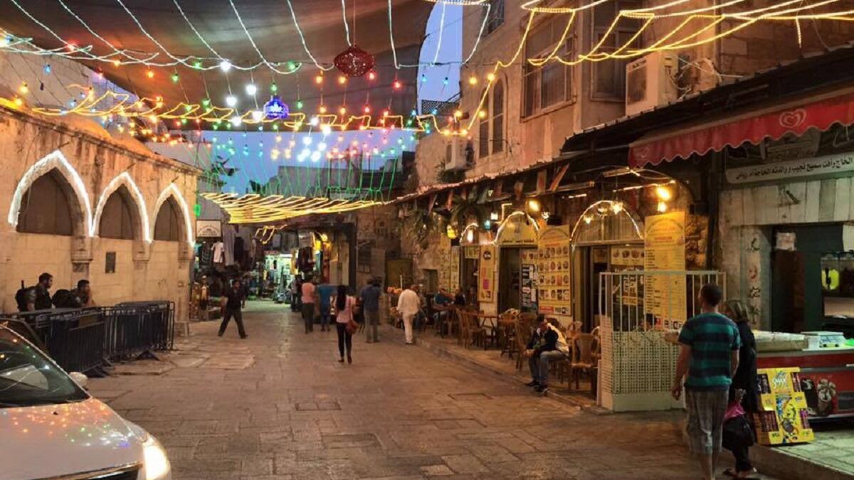 "فلسطين" لا يوجد قانون يجرّم الإفطار العلني في رمضان. لكن مع كل رمضان، تقوم السلطات المحلية في الضفة الغربية بإصدار لائحة تحدد فيها الممنوع والمسموح وقد تختلف من منطقة لأخرى، وعادة تسمح هذه اللوائح بتغريم المفطر علناً أو توقيفه لفترة قصيرة.