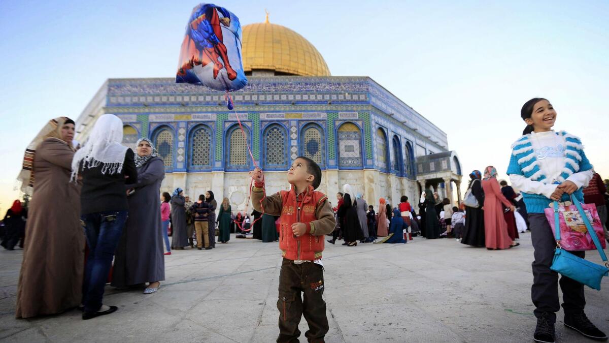 فلسطين يؤدي أهل فلسطين صلاة العيد في المسجد الأقصى على الرغم من منع المحتلين. وبعد الخروج من المساجد؛ يذهب العديد منهم إلى المقابر؛فيقرؤون القرآن على شهدائهم، ويوزعون المال والكعك عن أرواحهم. وتستعد النسوة بعمل الحلويات الشعبية مثل المعمول، وحلي سنونك واليحميك