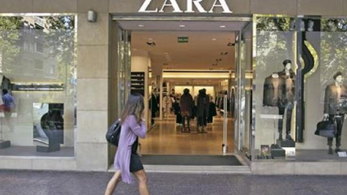 أثارت حادثة منع محجبة من دخول متجر ملابس زارا في باريس بعد يوم من التفجيرات التي شهدتها باريس سخطًا في فرنسا ولاسيما الجالية المسلمة التي دعت إلى مقاطعة هذه الماركة واتهمتها بالعداء للمسلمين.وأكد مدير العلامة التجارية زارا أنه تم طرد الحارس المسؤول.