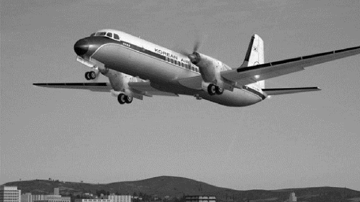 عام  1969، تم اختطاف إحدى طائرات الخطوط الجوية الكورية على يد أحد عملاء كوريا الشمالية. وبعد الاقلاع غيرت الطائرة اتجاهها ثم لحقت بها ثلاث طائرات حربية من القوات الجوية الكورية. وبعد الحادث بـ 66 يوماً، تم اطلاق بعض الاشخاص والأخرون لم يعرف أحد مصيرهم.