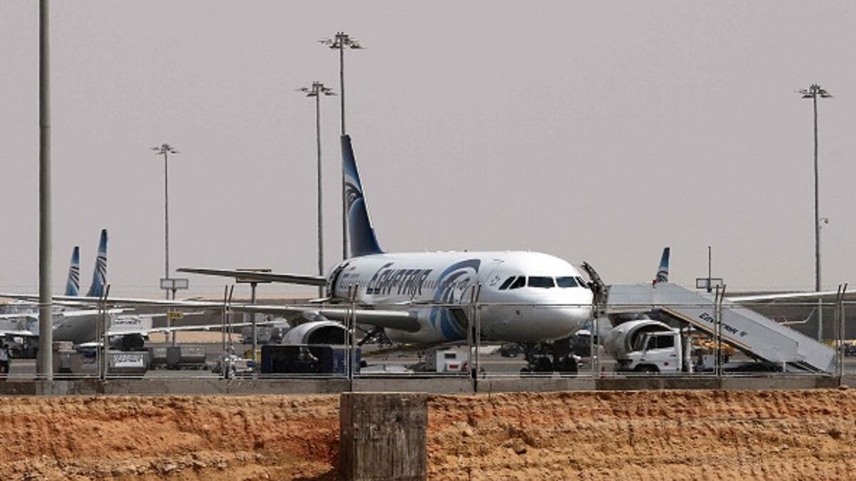 بدافع الحب لرؤية طليقته: بحزام من القطن مصنوع بدقةٍ وحرفية أوهم المصري سيف الدين مصطفى قائد طائرة مصر للطيران المتجهة من الإسكندرية إلى القاهرة الجميع بأنه يرتدي حزاماً ناسفاً ما دفع الكابتن إلى الانصياع لأوامر المختطف بتغيير مسار الطائرة والتوجه إلى قبرص