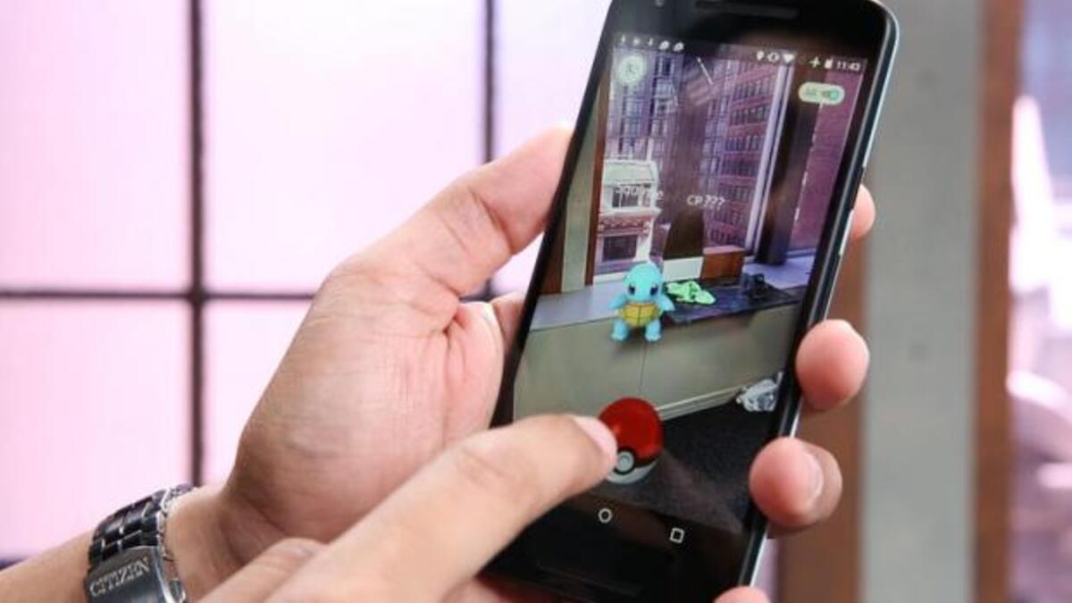 لم تخل اللعبة من المشكلات التى أثارت استياء المستخدمين مثل اعتماد اللعبة فى كل مرة يقوم المستخدم بفتحها على جمع البيانات من البداية والتسبب فى نفاد البطارية بشكل كبير  وعدم الاكتراث بالطريق والاهتمام بالعثور على البوكيمون مما قد يتسبب فى عدد من الحوادث.