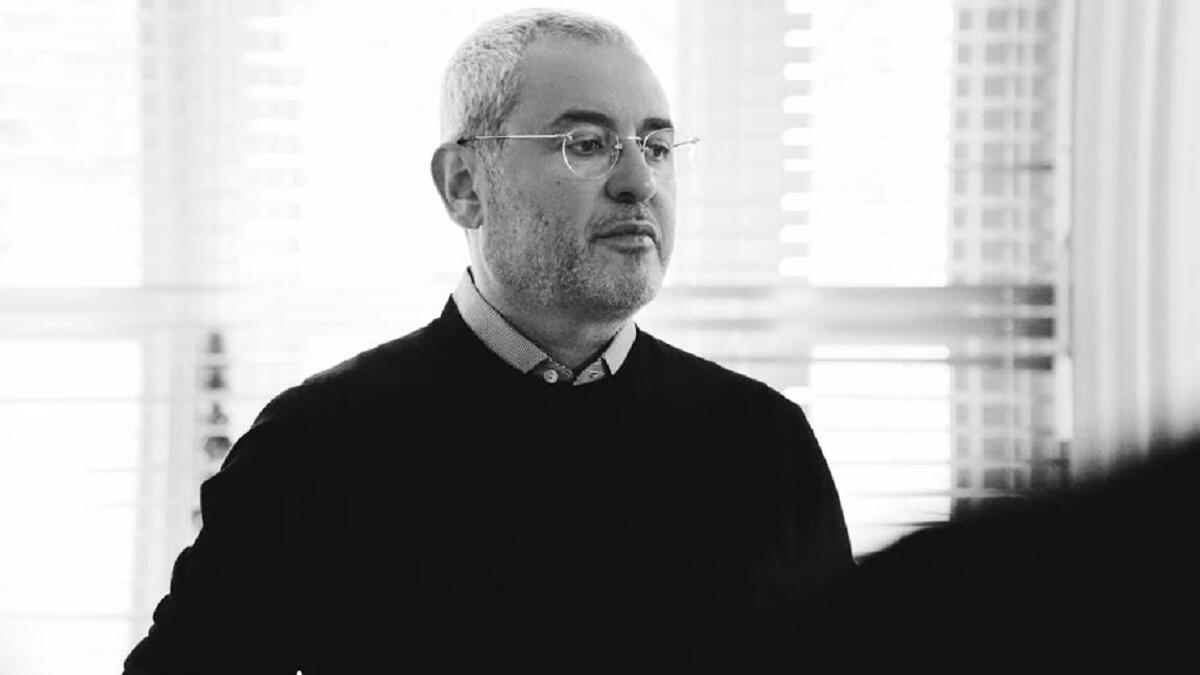 "إيلي صعب" مصمم أزياء لبناني، برزت موهبته في التاسعة من عمره إذ كان يقص الستائر وقماش الموائد لصنع فساتين لشقيقاته.