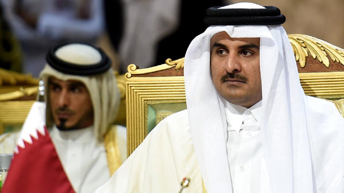 ما سبب الصدع الدبلوماسي؟ نقلت وكالة الأنباء القطرية تصريحات منسوبة إلى حاكم قطر تنتقد المواقف الخليجية ضد إيران، وسرعان ما حذف المسؤولون القطريون التعليقات، وألقوا باللائمة على قراصنة، بعدها اتصل الشيخ تميم هاتفياً بالرئيس الإيراني في تحدٍ واضح للنقد السعودي.