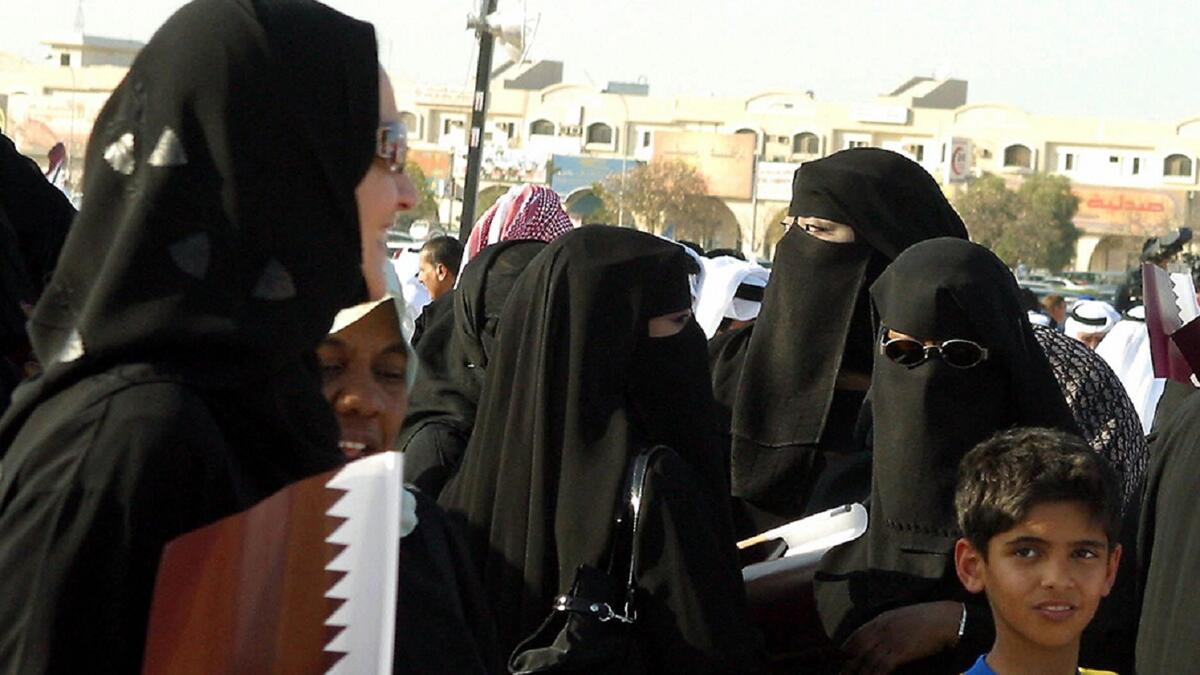 وحلّت قطر في المرتبة 144 ما قبل الأخيرة في قائمة أسوأ الدول لتمكين المرأة سياسياً. ورغم أن النساء القطريات امتلكن حق التصويت في العام 2003، إلا أنه لا يوجد قانون ينص على كوتا معينة لمشاركتهنّ في مجلس الشورى مثلاً.