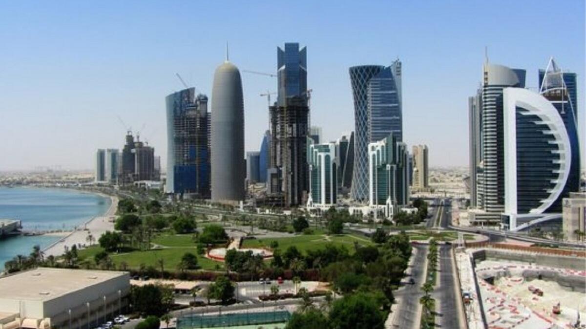 ما الذي تحاول قطر القيام به؟ ترفع وزنها الاستراتيجي، وتطمح أن تكون وسيطاً لا غنى عنه في المنطقة، وأن لقادتها صلات مع طائفة واسعة من الأحزاب، مثل القبائل المتحاربة في ليبيا، وطالبان، من ناحية أخرى، إلا أن اختيارات قطر خلال "ثورات الربيع العربي"، أضعفت مكانتها كطرف محايد.