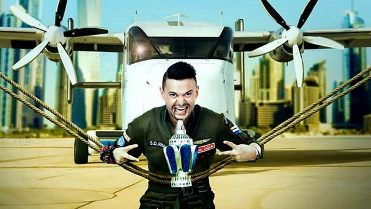 رامز واكل الجو/2015: يصعد الضيف لطائرة تنقله بعد افتتاح فندق بدبي، ويحاول الطيار إيهام الضيوف بأن الطائرة ستقع، وخلال الرحلة يتنكر رامز بأزياء شخصيات متعددة ليزعج الضيف بكافة السبل المتاحة منها الروائح الكريهة.