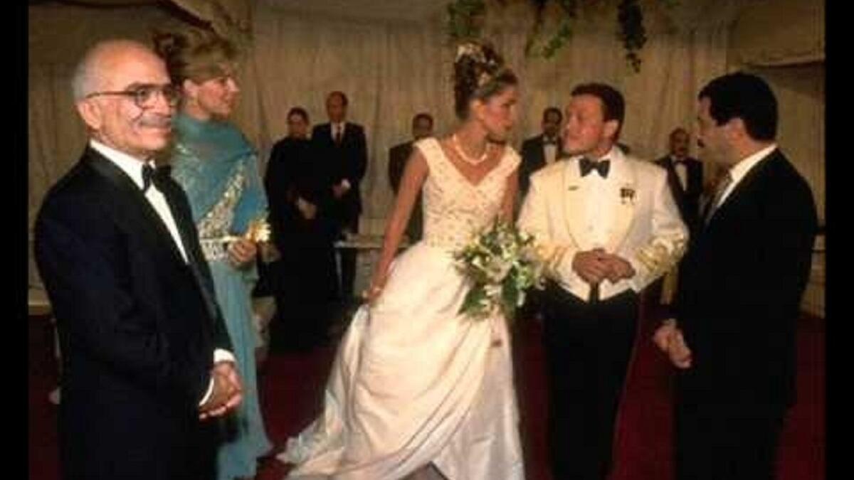 التقت بالأمير عبد الله بن حسين خلال حفل عشاء وكانت تبلغ 23عامًا بينما كان عبدالله 31 عامًا.كان من المقرر أن ترتبط بشخص آخر لكنها غيرت رأيها عندما لفتت نظر ولي العهد.وبعد مرور شهرين أعلنا خطبتهما، وتم الزواج عام 1993.وكان حفل زفافهما بمثابة عيدًا قومي