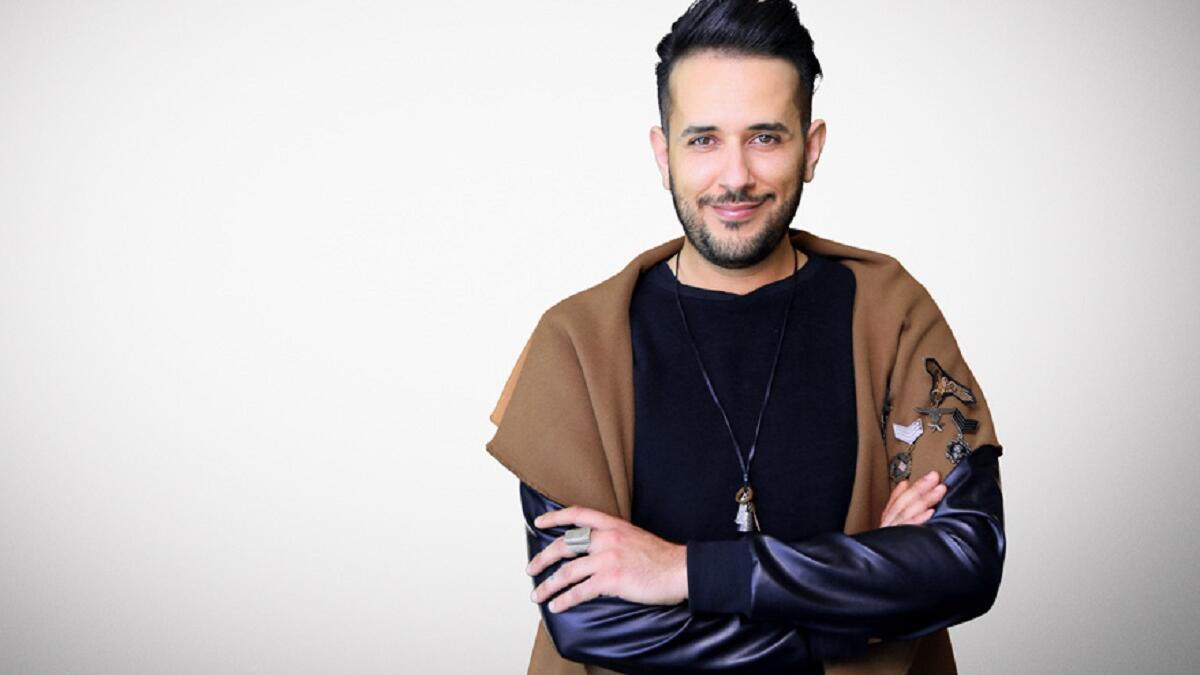 "ريان أطلس" من الجزائر، انتقل إلى تونس ليعمل في مجال تصميم الأزياء، ويرى أن كل قطعة من تصميمه تعبر عن حالة معينة يعيشها ويعتبر أن مخيلته خصبة وفيها الكثير من الأفكار.