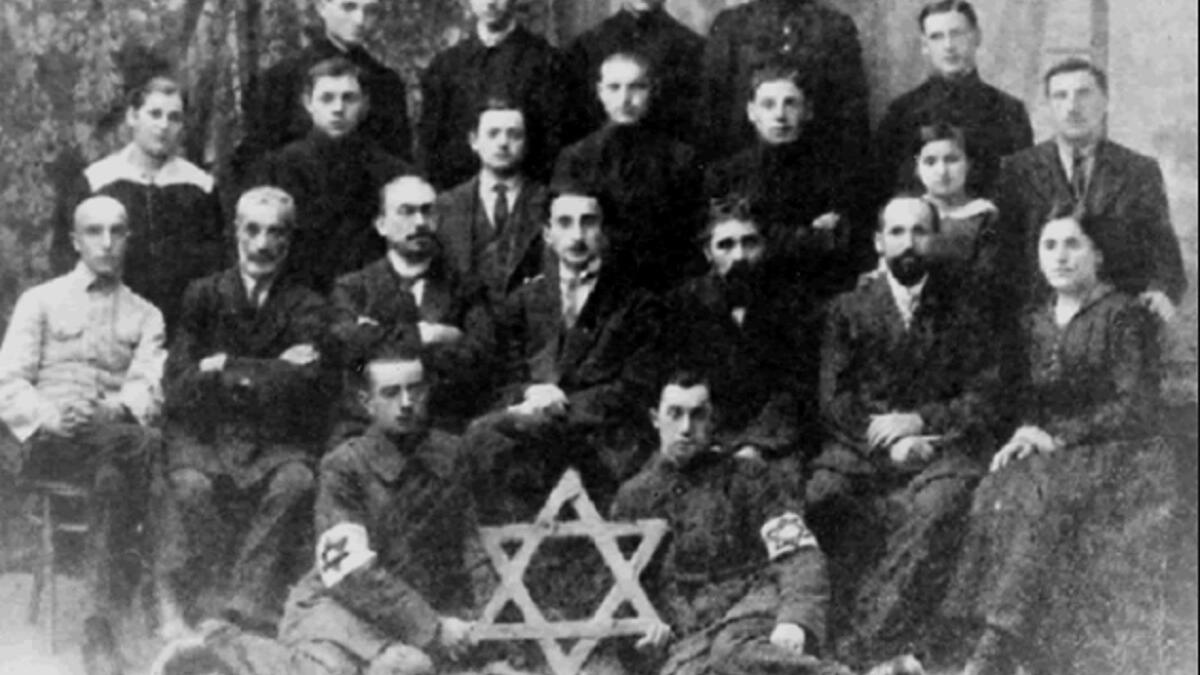 تعد روتشيلد إحدى العائلات ذات الأصول اليهودية الألمانية، ومن القواعد الصارمة في العائلة، لضمان ترابطها واستمرارها، أن الرجال لا يتزوجون إلا من يهوديات، وحاليا تملك العائلة أغلب سندات البلدان الكبيرة وأغلب البنوك العالمية.