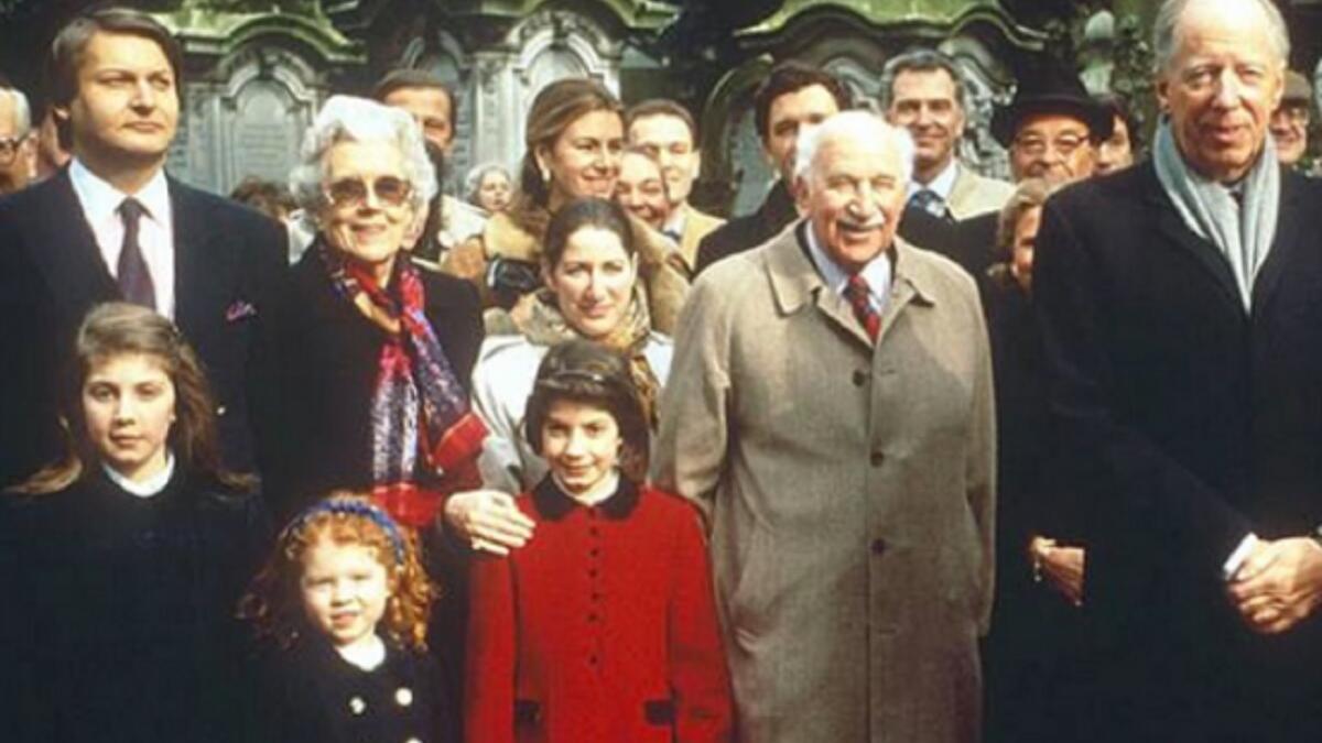 "عائلة روتشيلد: 700 تريليون دولار"حيث قامت ثروة العائلة على يد تاجر العملات القديمة ماغيراشيل روتشيلد. وقيل ان هذه العائلة الأكثر ثراء في العالم، وان الحروب استثماراً بالنسبة لها، وتعتمد على ديونها للدول، ولها دور مثير للجدل عبر التاريخ في السياسة والحروب.