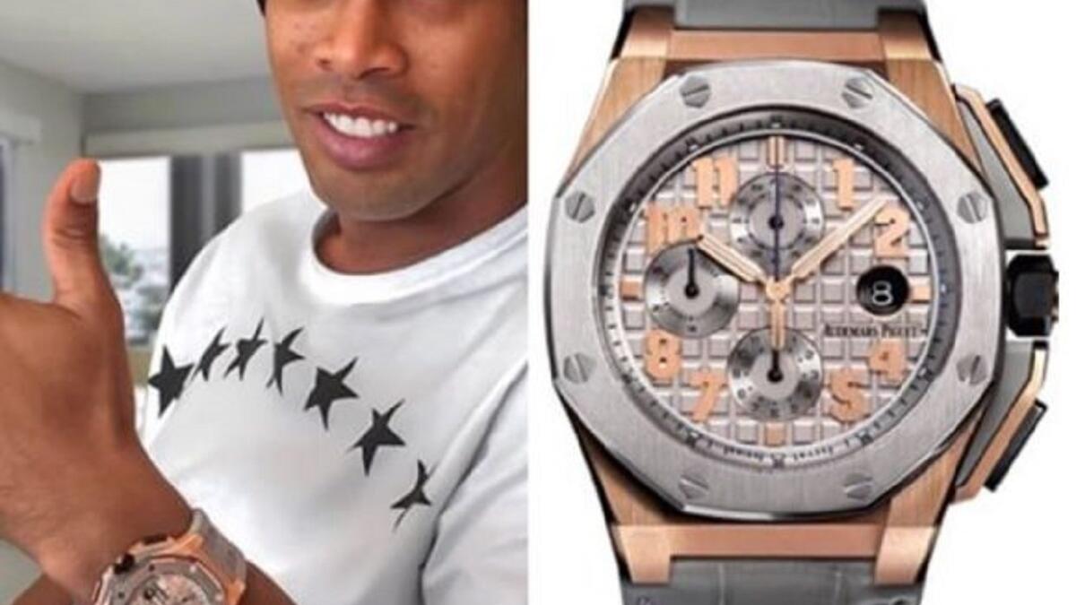 النجم البرازيلي رونالدينيو يرتدي ساعة اوديمار بيغيه كرونوغراف ليبرون جيمس. سعرها 32004 دولار.