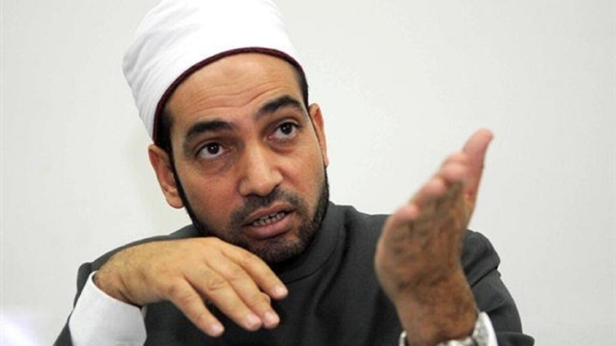 فتوى أثارت الجدل والدهشة صدرت عن شيخ الأزهر الدكتور سالم عبد الجليل تحرم العلاقة بين المرأة والرجل على "فايسبوك" وتعتبرها درجة من درجات الزنا.