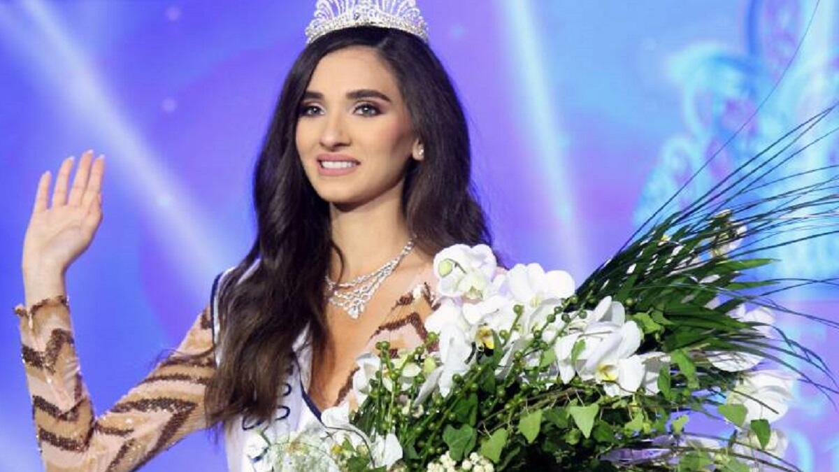 توجت ساندى تابت ملكة جمال لبنان للعام 2016. ولكن على ما يبدو ان نتيجة المسابقة لم تنل رضى اللبنانيون والعرب بسبب اجابة ساندي على السؤال الموحد بين المشتركات. ساندي لم تسلم من تعليقات رواد مواقع التواصل الاجتماعي سواء على الشكل او الثقافة.