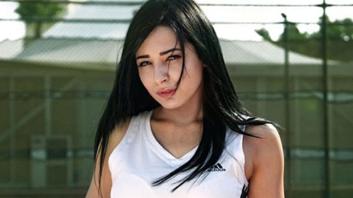 قرّرت المطربة المصرية ساندي بشكل مفاجىء العودة عن الإعتزال الذي قررّته سابقاً أيضاً بشكل مفاجىء، معللةً قرارها حينها بحالتها النفسية . وكانت ساندي أعلنت اعتزالها عبر صفحتها الرسمية على “فيسبوك”