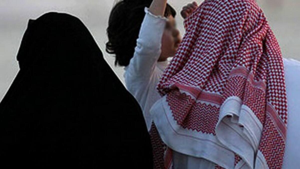 أطلق مواطن سعودي النار على مقيم عربي تحرش بزوجته . واعترف بأنه أطلق النار على المقيم من مسدسه الشخصي، بعد أن حاول التحرش بزوجته عند وجوده هو وأسرته في وادي المجصص للتنزه.