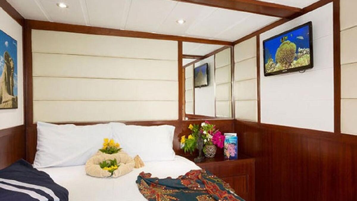 وتتميز "ريد سي أغريسر" بتوفيرها الراحة القصوى للركاب، كما تتضمن كل حجرة تلفزيون بشاشة مسطحة مزودة بمجموعة من 400 فيلم وبرنامج تلفزيوني.