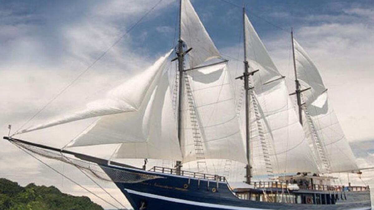 "ديوي نوسانتارا" تبدو الرحلة على متن مركب ثلاثي الشراع بمثابة جولة إبحار من الخيال، إذ أنه يوفر ما لا يوفره مركب آخر من ناحية الحجم والراحة.