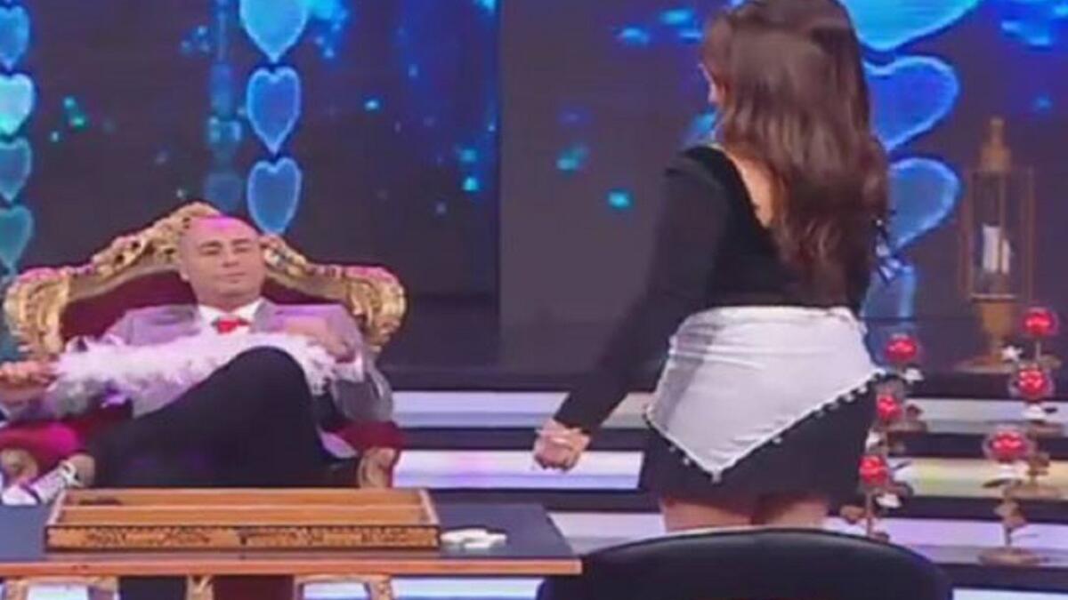 حلت شذي حسون، ضيفة على برنامج “ذا شو”على الـ “ال بي سي”وفي إحدى فقرات البرنامج تحدت شذى مقدم البرنامج في لعب الطاولة وبعد أن خسرتها حكم عليها بالرقص وقام بربط حزام على خصرها ورقصت أمام الجمهور على أغنية “حلاوة روح." وهو الأمر الذي عرضها لموجة من الانتقادات.