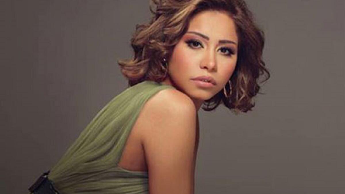 حالة من الجدل سببتها الفنانة شيرين عبد الوهاب،بعد ظهورها فى برومو برنامج العاشرة مساء مع الإعلامى وائل الإبراشى،حيث صرحت خلالها بأنها حلمت بالرئيس عبد الفتاح السيسى"بيأكلها عنب وكان العنب بينقط عسل أبيض"لتنهال التعليقات الساخرة من رواد مواقع التواصل الاجتماعى