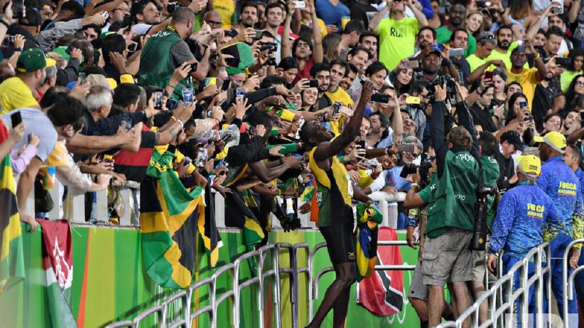 سيلفي أوسين بولت
التقط العداء الجامايكي أوسين بولت صورة سيلفي مميزة مع المشجعين، عقب حصوله على الميدالية الذهبية في سباق 200 متر رجال، بأولمبياد ريو دي جانيرو.