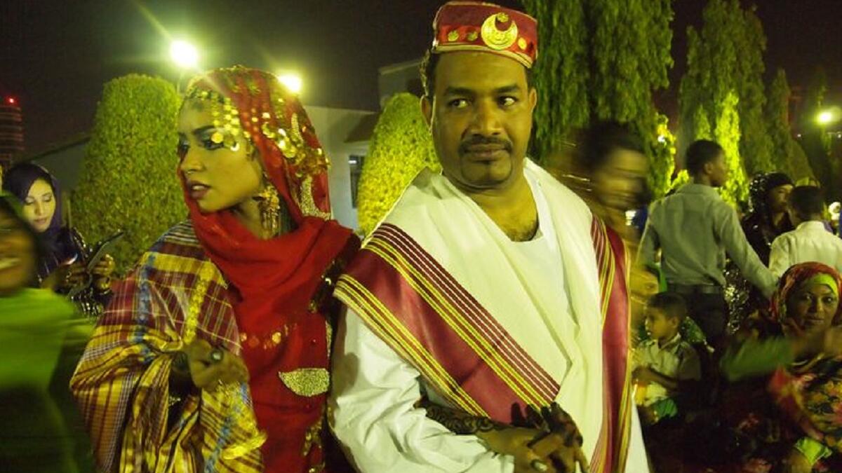 السودان:
يجلد العريس بالسوط في حفل الزفاف، او يقوم بجلد أصدقائه ليثبت قدراته البدنية، ويدوس العريس على قدم العروس عند الانتقال إلى بيت الزوجية، إشارة إلى سيطرته عليها.