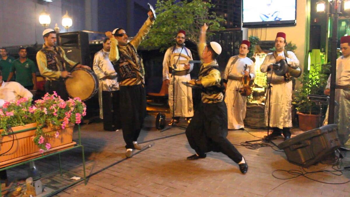 سوريا: يذهب العريس في سوريا مع الزفة إلى منزل عروسه سيراً على الأقدام برفقة أصدقائه.