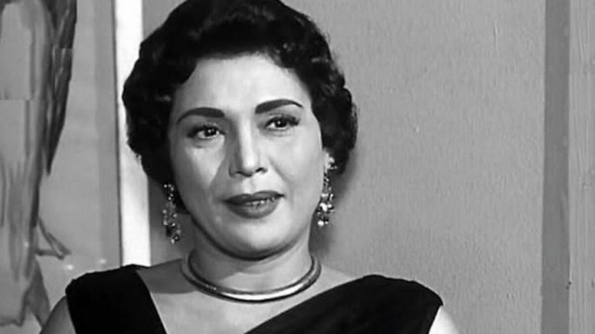 الراقصة “تحية كاريوكا” كان لها مواقف سياسية حازمة،فكانت معارضة للملك فاروق، ومن بعده الرئيس جمال عبد الناصر. وانتقدت "كاريوكا"،الرئيس الراحل جمال عبد الناصر،حيث وصفت أداءه بأنه لا يفرق شيئًا عن أداء الملك فاروق،والذي عرضها للاعتقال في الحقبة الناصرية.