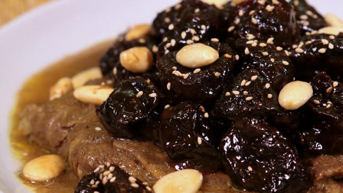 "طاجين اللحم الحلو"طبق جزائري أساسي على مائدة رمضان عبارة عن لحم الضأن المطهي مع الفواكه المجففة كالمشمش و الزبيب و المكسرات المحمصة ويسمي اللحم الحلو لأن يضاف له أثناء الطهي فواكه وسكر وفانيلا.