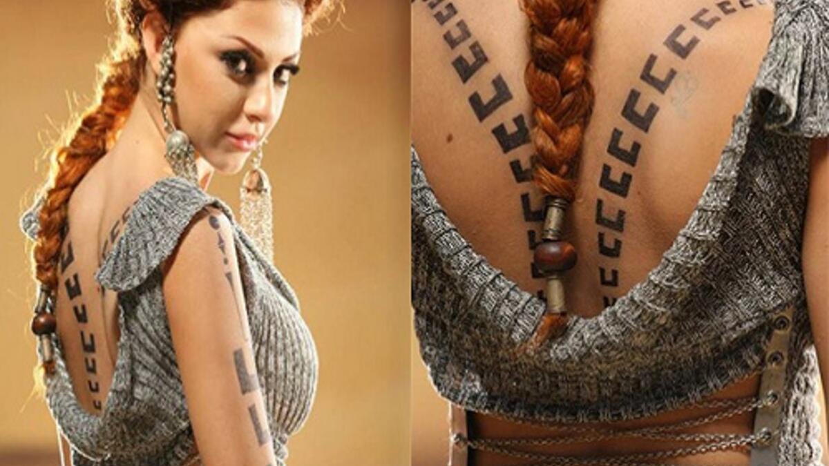 ميريام فارس زينت ظهرها وذراعها بتاتو غريب زادها جمالاً وجرأة.