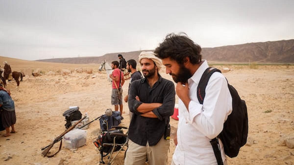 وقضى المؤلف عاما كاملا في الصحراء الاردنية لانجاز الفيلم، حيث اقام بين القبائل المحلية ودرب ابناءها ليشاركوا في هذا العمل.