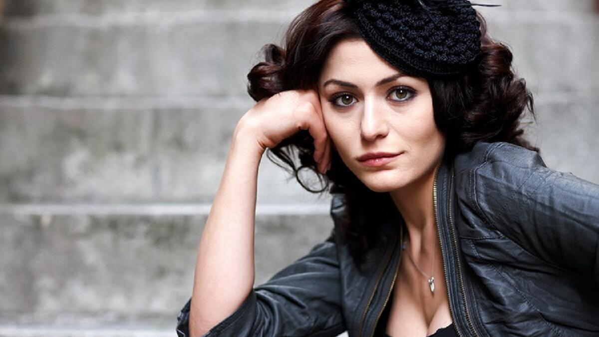 دنيز جيكر (34 عاما) عرفت الممثلة التركية الحسناء بدور فتون، الزوجة اللعوب في مسلسل الأوراق المتساقطة. درست جيكر المسرح وعملت كمذيعة تلفزيونية قبل نجاحها كممثلة.