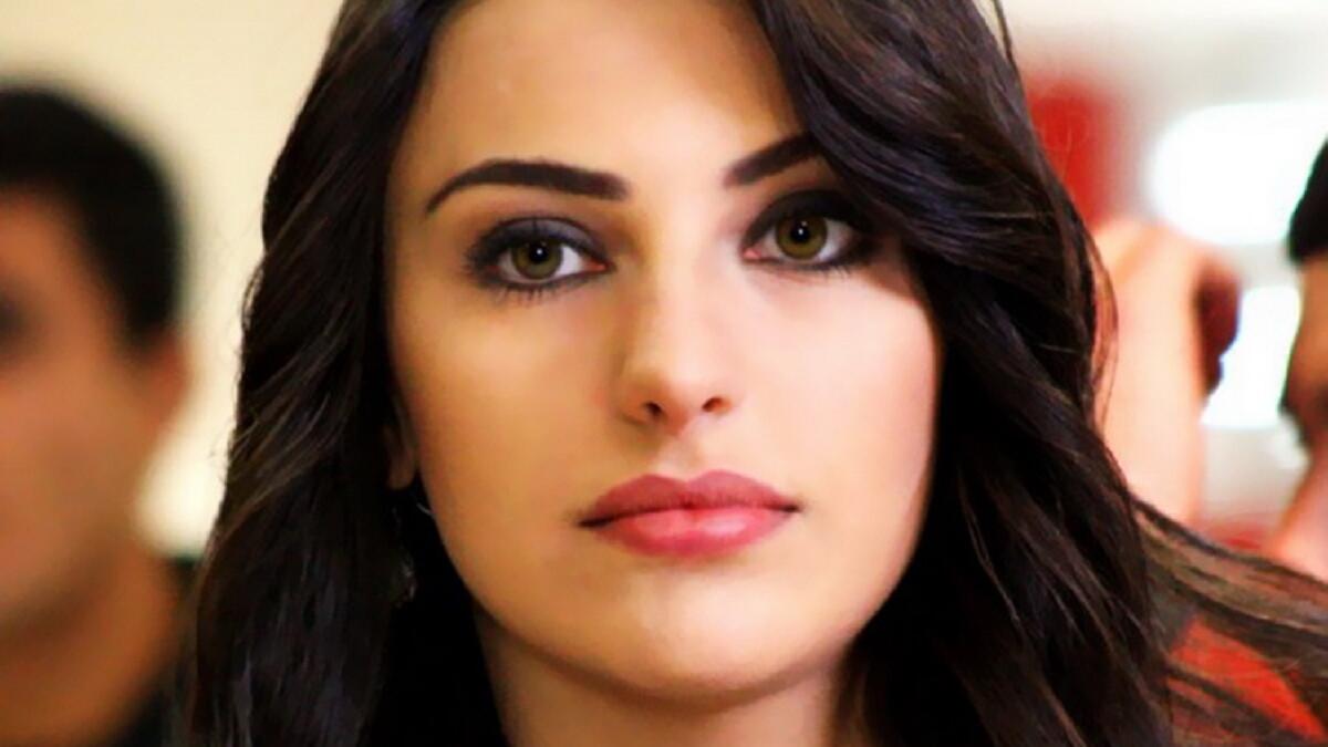 توفانا توركاي (26 عاما) شاركت الممثلة التركية الفاتنة في عدد من الأدوار، إلا أنها لم تقدم نجومية مطلقة حتى الآن.ولكنها  اشتهرت مؤخرا في مسلسل العشق الأسود الذي أدى عملها فيه لقصة حب مع نجم المسلسل أنجين أكيوريك الشهير بدور كريم في مسلسل "فاطمة".