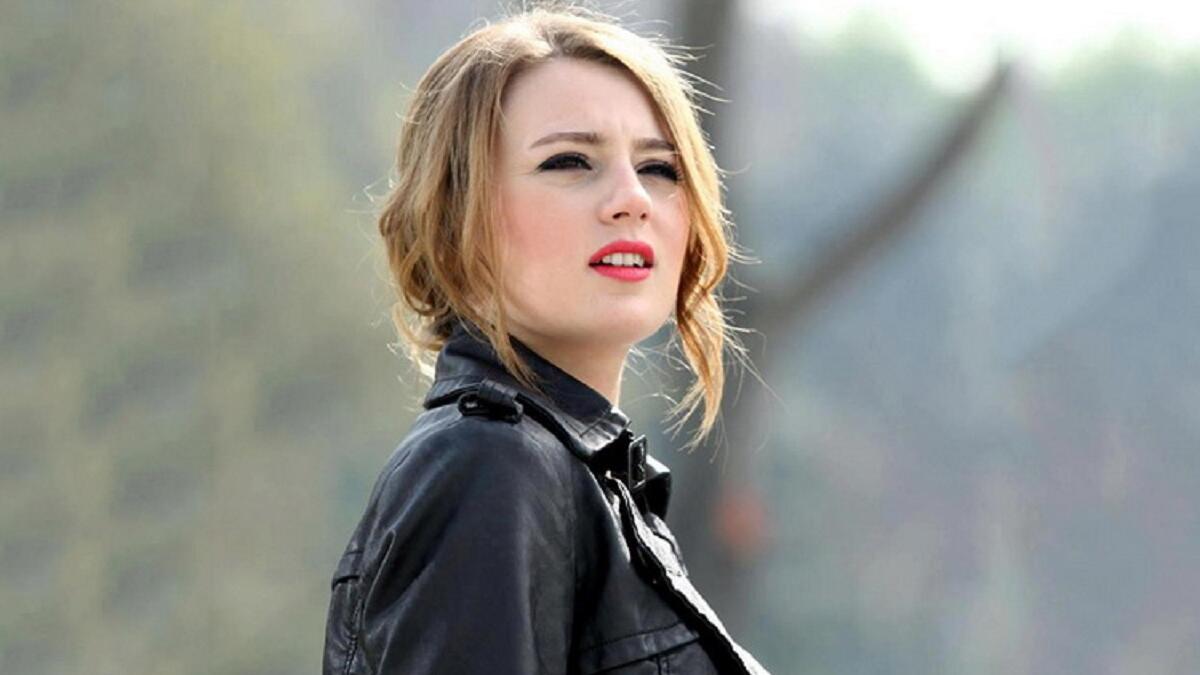 جيزام كراجا (23 عاما) نجحت في لعب أدوار هامة في الدراما التركية رغم صغر سنها بسبب مشاركتها في مسابقة ملكة جمال تركيا.