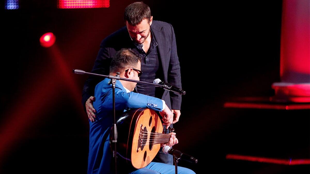 قدم المتسابق العراقي الكفيف، نزار كاظم،  أغنية "عيون القلب"، على خشبة "ذا فويس"، لكن لم يلتف له أحد من الحكام ليشعروا بالندم بعد ذلك وقد حظي المتسابق نزار بتعاطف عدد كبير من الجمهور.