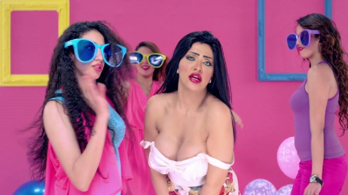 الراقصة الاستعراضية برديس لم تلجأ فقط للمشاركة في كليب جريء بل واستعانت باغنية الفنانة الراحلة سعاد حسني ليصبح الجدل حولها مضاعف فاذا لم تلفت الانتباه بجسدها ستثير الغضب باستخدامها اغنية يا واد يا تقيل .. وفعلا نجحت باثارة الغضب.