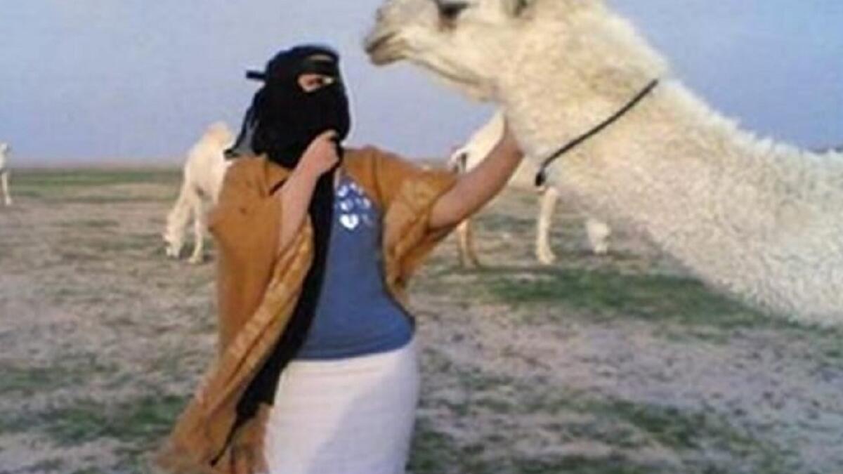 "تقبيل حيوان أليف"وعلى الرغم من أن تقبيل الحيوانات الأليفة تصرّفٌ عفوي محض، فإن البعض تأخذه الحمية وتصيبه الغيرة، فقد أقدم رجلٌ على كتابة شهادة طلاقه بعد أن رأى زوجته تقبّل جملاً فرحة بنمو القطيع، وزيادة الرزق.