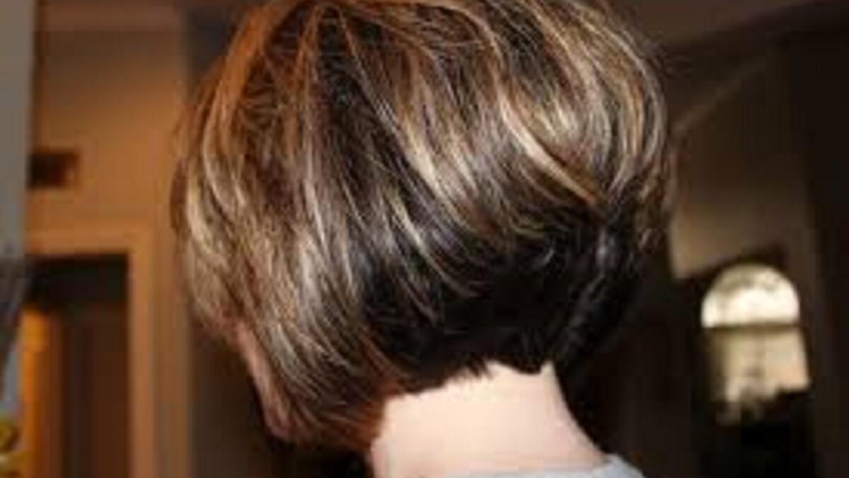 “تسريحة الفراولة" أغرب حالات الطلاق شهدتها السعودية،حيث لم يتمالك أحد الأزواج أعصابه بعد أن أخبرته زوجته هاتفياً بأنها قصّت شعرها الطويل وهو ما لم يعجب الزوج الذي كان من المنتظر أن يعقد زفافه بعد أيام قليلة،وطالما حلم بزوجة بشعر طويل، فقام بتطليق زوجته.