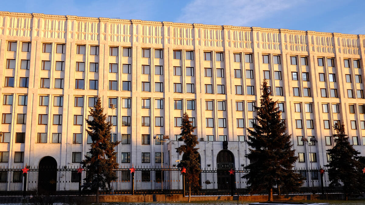 وزارة الدفاع الروسية أكدت مغادرة أكثر من 13 ألف مدني مناطق خاضعة لسيطرة المعارضة في حلب منذ الأحد، وأن نحو سبعمئة من مسلحي المعارضة سلموا أسلحتهم في الفترة ذاتها.